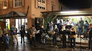 Die verschiedenen Musikgruppen aus Külsheim und den Stadtteilen bereichern den Külsheimer Weihnachtsmarkt.