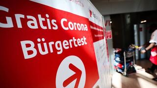 Der Angeklagte am Mannheimer Landgericht soll knapp 1,7 Millionen Euro mit falsch abgerechneten Corona-Tests ergaunert haben.