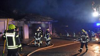 Bei einem Garagen- und Dachstuhlbrand in Schmerbach am Montag Abend entstand ein Sachschaden von mindestens 200 000 Euro. Verletzt wurde niemand.