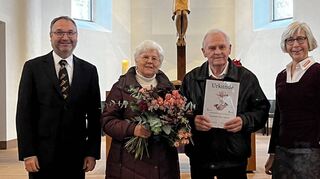 Verabschiedung aus dem Posaunenchor Nassig-Sonderriet. Das Bild zeigt (von rechts) Obfrau Geertje Klein, Siegfried und Edith Kempf sowie Dirigent Herbert Dosch.