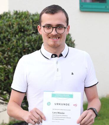 Lars Wiesler, der Jugendleiter des TSV Weikersheim, wurde vom Württembergischen Fußballverband als „Fußballheld“ des Bezirks Franken ausgezeichnet.