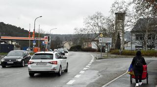 An der Kreuzung der L 2310, Höhe Haslocher Weg, soll es eine Ampelanlage geben. Die Verkehrsinsel entfällt.