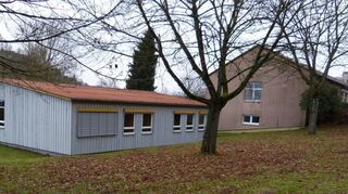 Neuer Standort: Im Kirchweg in Boxberg, am bisherigen Standort der Grundschulbaracke, neben dem bestehenden alten Gebäude der Umpfertalschule, (unser Bild) soll der neue Kindergarten für acht Gruppen und Platz für maximal 135 bis 150 Kinder gebaut werden.