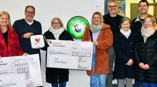 Bürgermeisterin Anette Schmidt (links) freute sich mit allen Beteiligten über die Anschaffung eines Defibrillators für Impfingen.