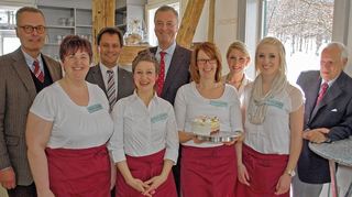 <p>Das Café "Sahnehäubchen" im Hofgartenpark wurde gestern eröffnet. Das Bild zeigt (vorne von links) Edith Bick, Gabriele Sirch, Inhaber Ulrike Köhler, Alin Köhler und Wolfgang Schuller sowie (hintere Reihe, von links) Heiko Albrecht, Bürgermeister Wolfgang Stein, Vorsitzender der Stiftung Schlösschen im Hofgarten, Oberbürgermeister Stefan Mikulicz und Isabel Köhler.</p>