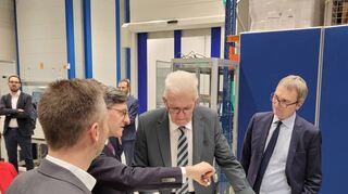 Der Ministerpräsident zeigte sich sehr interessiert an den Entwicklungen des Ventilatoren- und Motorenspezialisten.