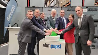 Startschuss für das Millioneninvestment: Ministerpräsident Winfried Kretschmann (Mitte) eröffnete zusammen mit den Gesellschaftern Jan Philippiak, Chloe McCracken und Ralf Sturm sowie Geschäftsführer Dr. Klaus Geißdörfer, Tomas Smetana und Produktionsleiter Philipp Handschuh (von rechts) das Technikum.