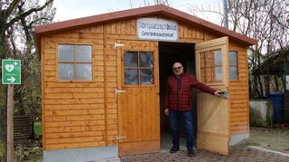 Da es kein Gasthaus in Apfelbach gibt, wurde die Dorfplatzschänke mit einem Getränkeautomaten aufgestellt, um für einen Treffpunkt für Jung und Alt zu sorgen. Das Bild zeigt auch Ortsvorsteher Hubert Scheidel.