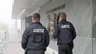 Justizbeamte bewachen das Oberlandesgericht Stuttgart. Auch am kleinen Amtsgericht Bad Mergentheim war solcher Schutz jüngst nötig.