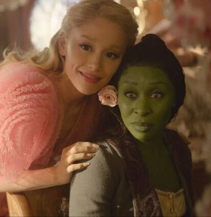 Glinda (l., Ariana Grande) und Elphaba (Cynthia Erivo).