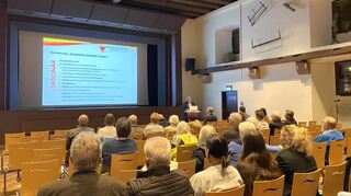 Rund 50 Bürger informierten sich am Dienstagabend in der Erftalhalle über das Zukunftskonzept des Hardheimer Krankenhauses.