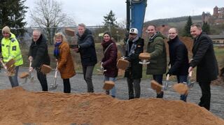 Mit dem symbolischen Spatenstich von Vertretern aus Stadtverwaltung, Politik und Fachfirmen begann die Erschließung des Wohnbaugebiets „Oben am Knackenberg“.