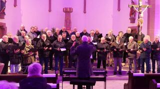 Das Blasorchester Welzbach-Tauber (rechtes Bild) sowie die Chorgemeinschaft Männergesangverein Werbach/Dittwar beim vorweihnachtlichen Konzert in Werbach. Bilder: