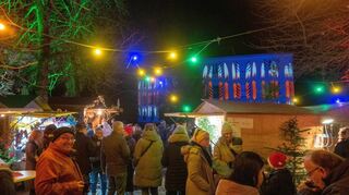 Vor historischer Kulisse des Unterschlosses findet am Wochenende der 45. Adelsheimer Weihnachtsmarkt statt.