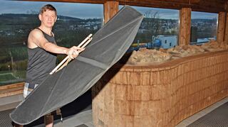 In der „Solymar“-Therme Bad Mergentheim ist Heinz Grastat seit neun Jahren Saunameister und hier unter anderem mit dem Fächer am Werk.