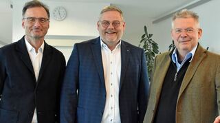 Kommunikationschef Marcus Loistl, CEO Thomas Mühleck und Beiratsvorsitzender Rainer Kurtz nach der Pressekonferenz in der Wiebelbacher Unternehmenszentrale des Kurtz-Ersa-Konzerns.