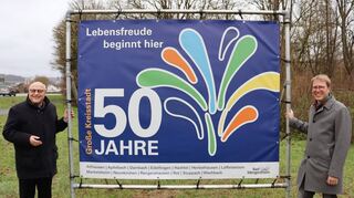 Ein Jubiläumsjahr mit Veranstaltungen in allen Teilorten steht an und ist nun erstmals sichtbar: OB Udo Glatthaar (links) und Tourismusdirektor Kersten Hahn freuen sich über die Banner, die bereits an den Ortseingängen auf den Geburtstag der „Großen Kreisstadt“ hinweisen.