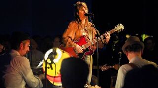 Großartig: Gastmusikerin Emma Elisabeth spielt bei der Konzertreihe Das Vereinsheim in der Alten Feuerwache.