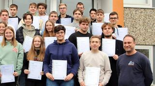 23 Schülerinnen und Schüler des Technischen Gymnasiums der Gewerblichen Schule Tauberbischofsheim haben ihre Prüfungen für das Zertifikat „International Certification of Digital Literacy“ bestanden. Das Bild zeigt die Absolventinnen und Absolventen mit den Fachlehrern Ralf Scherer (rechts) und Yannick Reinhart (links).
