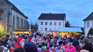 Der Weihnachtsmann besucht am Sonntagnachmittag den Weihnachtsmarkt in Merchingen und wird wieder für strahlenende Kinderaugen sorgen.