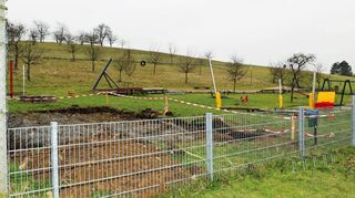 Sowohl in Ballenberg (Fischteich) als auch in Oberwittstadt (Spielplatz, Bild) werden neue Schutzhütten gebaut. Der Ravensteiner Gemeinderat vergab in seiner Sitzung die entsprechenden Aufträge. Da beide Standorte am Radweg liegen, können die Hütten auch von Radfahrern als „Unterstand“ genutzt werden.