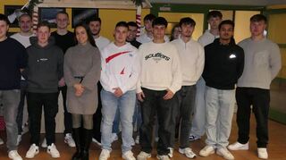 Über den erfolgreichen Abschluss des schulischen Teils ihrer Ausbildung freuen sich die Absolventen der gewerblichen Berufsschule des Berufsschulzentrum Wertheim zusammen mit ihren Klassenlehrern und der Schulleitung.