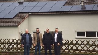 Am Wasserwerk in Kreuzwertheim trafen sich die Verantwortlichen der Marktgemeinde Kreuzwertheim und der Stadtwerke Wertheim (von links): Eric Schuh, Klaus Thoma, Andreas Drescher, und Thomas Beier zur Inbetriebnahme der PV-Anlage auf dem Dach des Gebäudes.