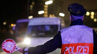 Beamte der Verkehrspolizeiinspektion Würzburg-Biebelried haben am Donnerstagabend im Rahmen einer Schleierfahndungskontrolle auf der A3 bei Kitzingen eine größere Menge Bargeld sichergestellt. Nun ermittelt die Kriminalpolizei Würzburg gegen den 49-jährigen Fahrer des Fahrzeugs. (Symbolbild)