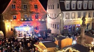 Auch das Tauberländer Dorfmuseum mit der Bühne war weihnachtlich beleuchtet.