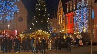 Viele große und kleine Besucher genossen wieder das vorweihnachtliche Ambiente des Weikersheimer Weihnachtsmarktes auf dem Marktplatz der Residenzstadt.