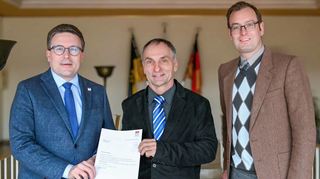 Landrat Christoph Schauder bestellte Dr. Gerhard Wegmann (Mitte) dauerhaft zum Leiter des Veterinäramtes, nachdem der Amtstierarzt diese Aufgabe zuletzt bereits kommissarisch innehatte. Den Glückwünschen schloss sich Erster Landesbeamter Florian Busch an.