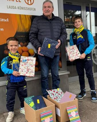 Die SV-Jugendvertreter Jakob Stößer (links) und Noah Günther (rechts) übergaben die Bücher an Helmut Wenz (Mitte) vom Tafelladen in Lauda-Königshofen.