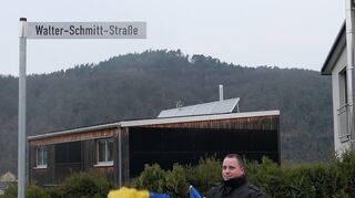 Die zukünftigen Hausbesitzer werden in der Walter-Schmitt-Straße wohnen. Damit ehrt der Ort einen Einwohner und Kommunalpolitiker, der Mondfeld zu dem gemacht hat, was es heute ist. Enthüllt wurde das Schild von Ortschaftsrat Simon Lamminger.
