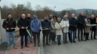Vertreter aus Politik, der Ortschaft und der Baufirmen weihten mit dem symbolischen Durchschneiden des Bands das neue Mondfelder Baugebiet ein.