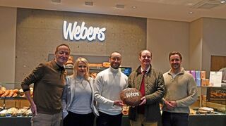 Große Freude über die Eröffnung der neuen Weber-Filiale in der Antoniusstraße in Königshofen: (von links) Peter Weber, Architektin Nicole Kruhm, Tilman Weber, Bürgermeister Dr. Lukas Braun und Vincent Weber.