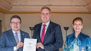 Landrat Christoph Schauder überreichte Ludger Krug (Mitte) die Ernennungsurkunde zum Beamten auf Lebenszeit und gratulierte ihm zur Wahl zum Leiter des Amtes für soziale Sicherung, Teilhabe und Integration. Den Glückwünschen schloss sich Sozialdezernentin Elisabeth Krug an.