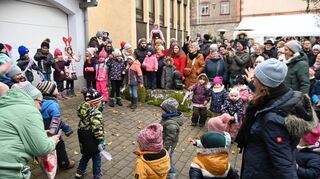 Mit Begeisterung und viel Herz eröffneten die Kindertagesstättenkinder von St. Anna den traditionellen Adventsmarkt im Altort von Gerchsheim.