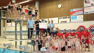 Groß war die Freude bei allen Beteiligten über die 15 000-Euro-Spende des Schwimmbad-Fördervereins an die Stadt für den Erhalt des Külsheimer Hallenbads.