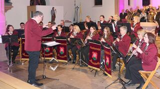 Zum Abschluss des gelungenen Weihnachtskonzerts in der Rauenberger Kirche sorgten das örtliche Blasorchester sowie der gemischte Chor des Gesangvereins Ebenheid und der Männerchor Rauenberg für eine besondere Klangfülle.
