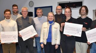 Margot Schneider (Mitte) und Wolfgang Lachermund-Schneider (links daneben) übergaben 10 000 Euro ihrer WMS Stiftung an „gute Projekte“ in Tauberbischofsheim, Wertheim, Grünsfeld und Schwabhausen. Mit ihnen freute sich auch FN-Chefredakteur Fabian Greulich (Vierter von rechts). Empfänger sind die Schlosskonzerte in der Kreisstadt, der Kleinkunstverein „Convenartis“ aus Wertheim, der FC Grünsfeld und der TSV Schwabhausen.