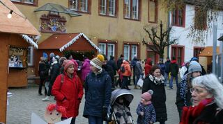 Im Schein von Lichterketten bummeln und vom Duft von Glühwein und Waffeln zum Kauf weihnachtlicher Dekorationen animieren lassen: Das konnte man am Wochenende beim Auber Weihnachtsmarkt.