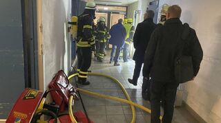 In einem Batterieraum im Kellergeschoss des Krankenhauses Buchen ist am Montagnachmittag ein Brand ausgebrochen. Landrat Dr. Achim Brötel und Kliniken-Geschäftsführer Frank Hehn machten sich vor Ort ein Bild von der Lage. Dank des schnellen Eingreifens der Feuerwehr bestand für Patienten zu keinem Zeitpunkt Lebensgefahr.