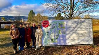 Dr. Sabine Münch, Alisa Bauer, Bürgermeisterin Anette Schmidt sowie Martin und Christiane Bauer (von links) freuen sich sehr auf den Wohnmobilpark auf dem Laurentiusberg.