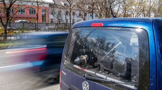 Ein Wagen passiert einen VW Caddy mit Geschwindigkeitsmessanlage im Kofferraum. Ein solches Fahrzeug des Bad Mergentheimer Ordnungsamtes wurde manipuliert, der Verantwortliche wurde verurteilt.