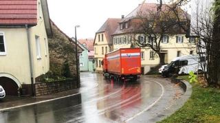 Dicke Brummer in der unübersichtlichen Ortsdurchfahrt.