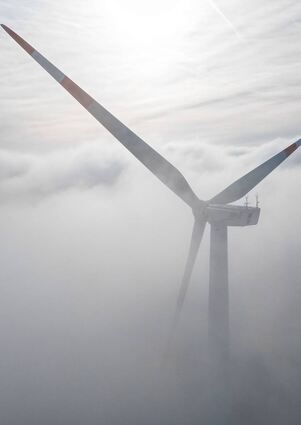 Dunkle Wolken zogen bildhaft gesprochen auf, als es in der Sitzung des Külsheimer Gemeinderats um den geplanten Austausch der vier bestehenden Windräder zwischen Külsheim und Steinbach gegen drei deutlich höhere Anlagen ging.