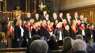 Der Singkreis Dittigheim mit dem Chor „Taktvoll“ unter Leitung von Claudia Partzsch beim Adventskonzert in der Dittigheimer Pfarrkirche St. Vitus.
