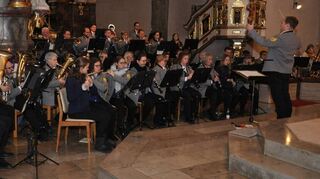 Die Musikkapelle beim Adventskonzert in der Stadtpfarrkirche Peter und Paul in Grünsfeld.
