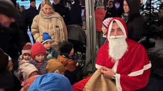 Für die Kleinen war der Besuch vom Nikolaus natürlich der Höhepunkt des Schweigerner Weihnachtsmarkts.