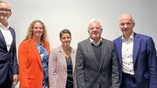 Die Beteiligten an dem Zusammenschluss der beiden Autohäuser (von links): Rhein-Geschäftsführer Gerd Ruff, Geschäftsführerinnen Christina Müller und Verena Müller-Leitz, Seniorchef Bernhard Müller und Inhaber Ralf Rhein.